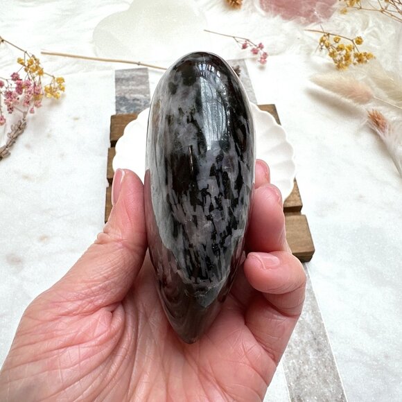 Indigo Gabbro Heart Carving - Picture 5 of 7